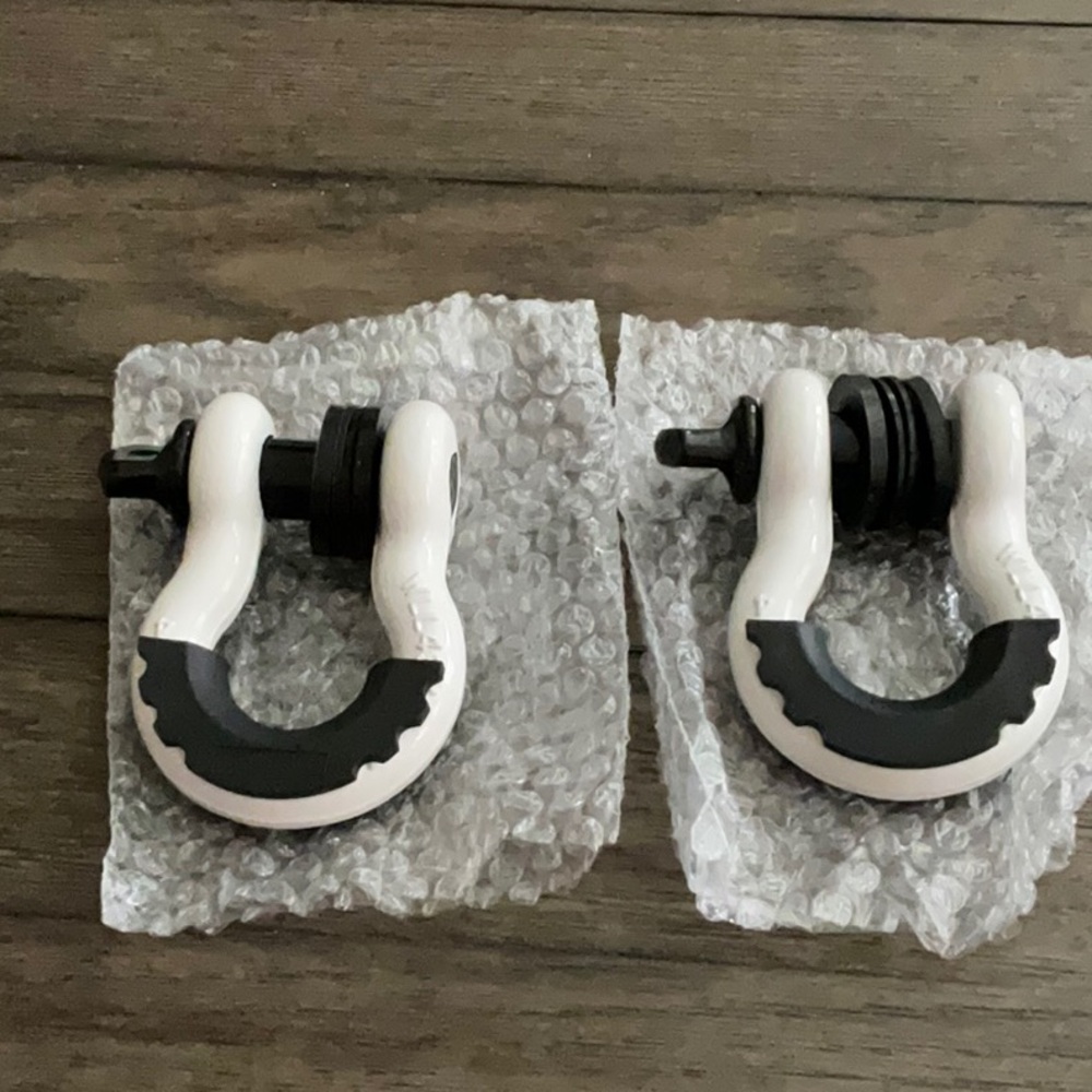 New white tow mavin 3/4 shackles
